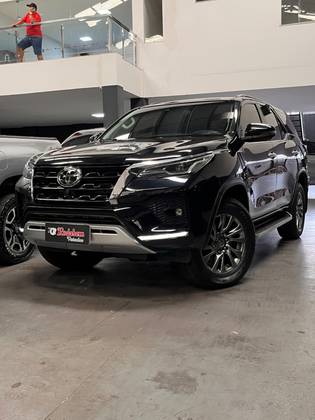TOYOTA HILUX SW4 2.8 D-4D TURBO DIESEL SRX 4X4 AUTOMÁTICO TOYOTA HILUX SW4 2.8 D-4D TURBO DIESEL SRX 4X4 AUTOMÁTICO